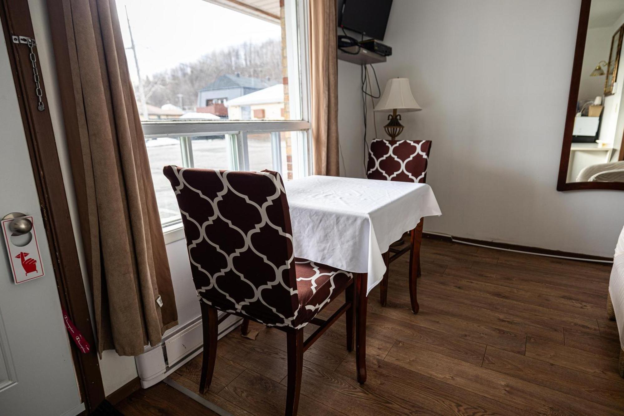 Motel Deblois Sainte-Anne-de-Beaupre Exterior photo