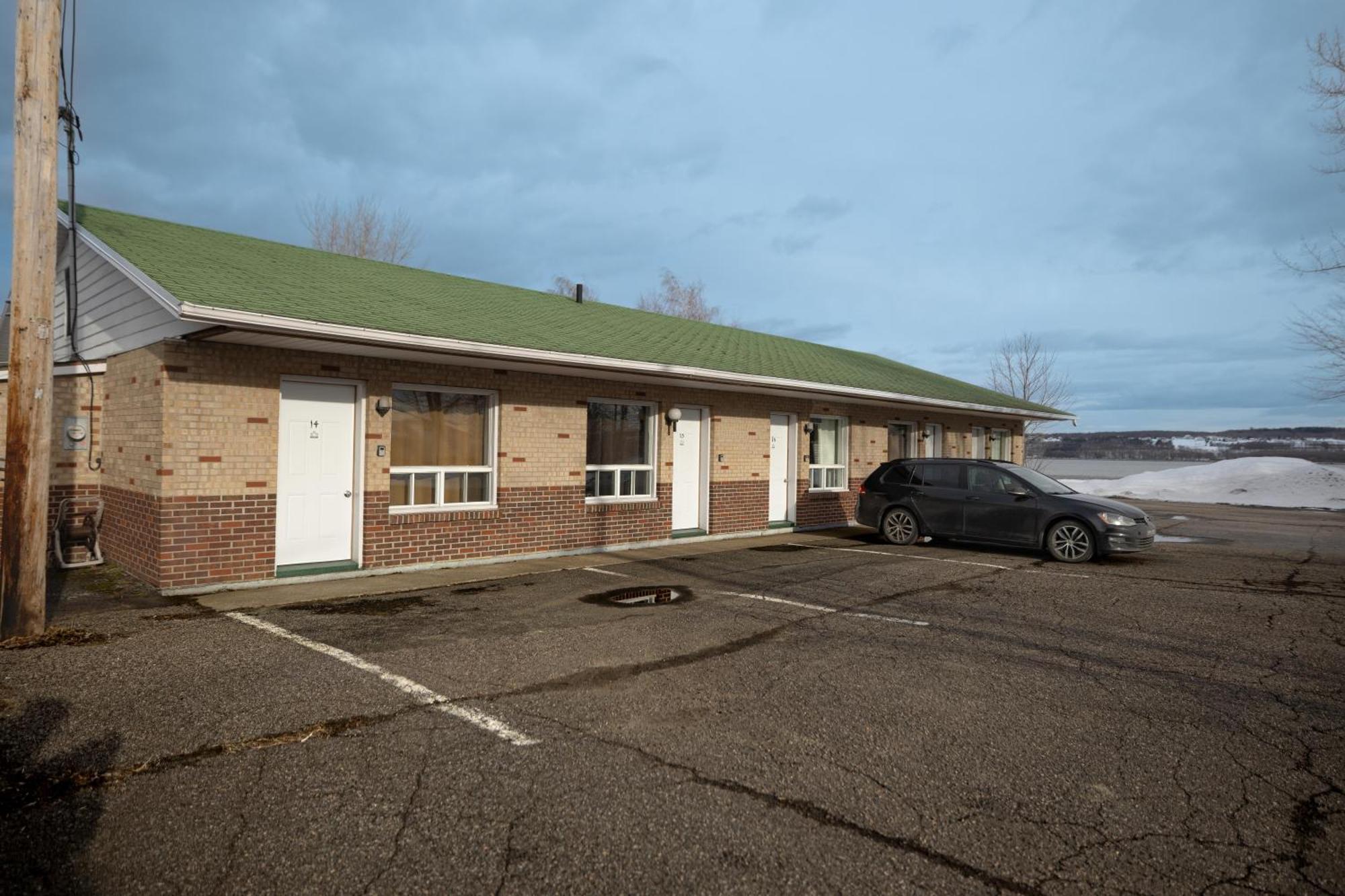 Motel Deblois Sainte-Anne-de-Beaupre Exterior photo